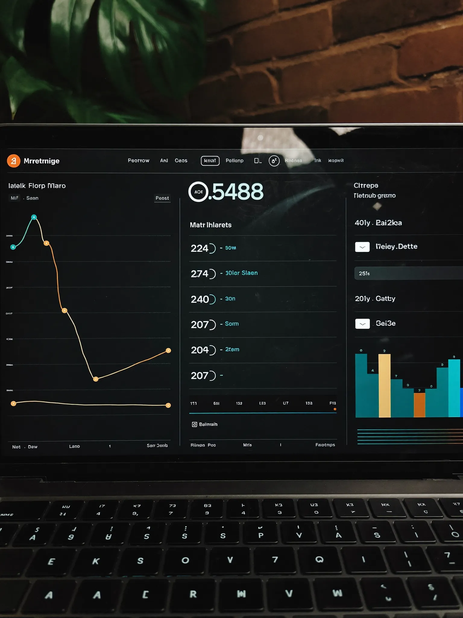 Nahaufnahme eines Laptop-Bildschirms mit einem klaren Finanz-Dashboard im Dark-Theme, warme Reflexe und unscharfer Hintergrund